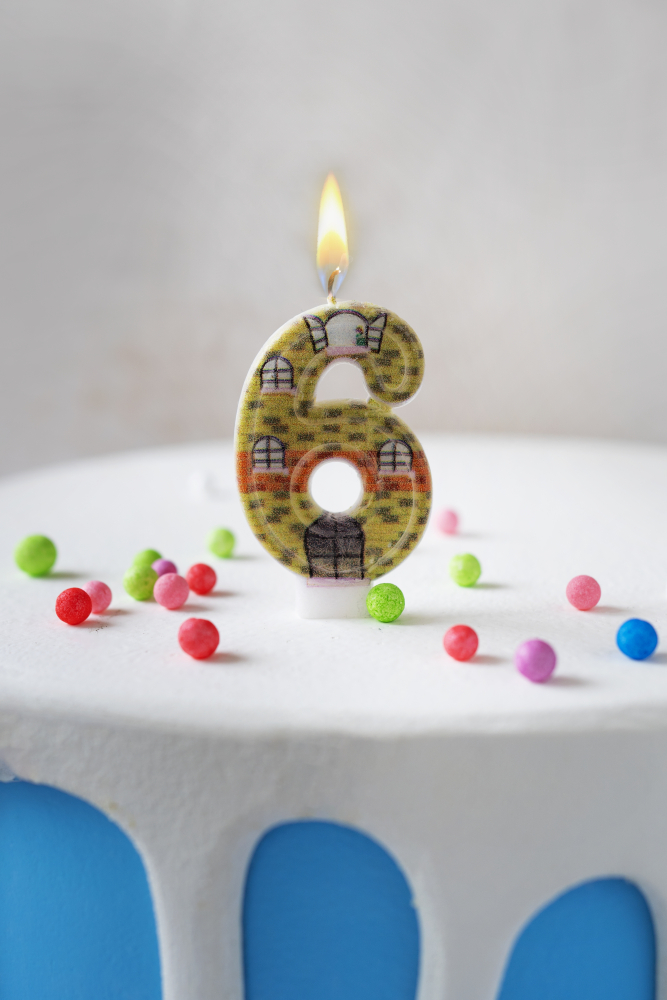 Свеча цифра "6", окошки, 6см.